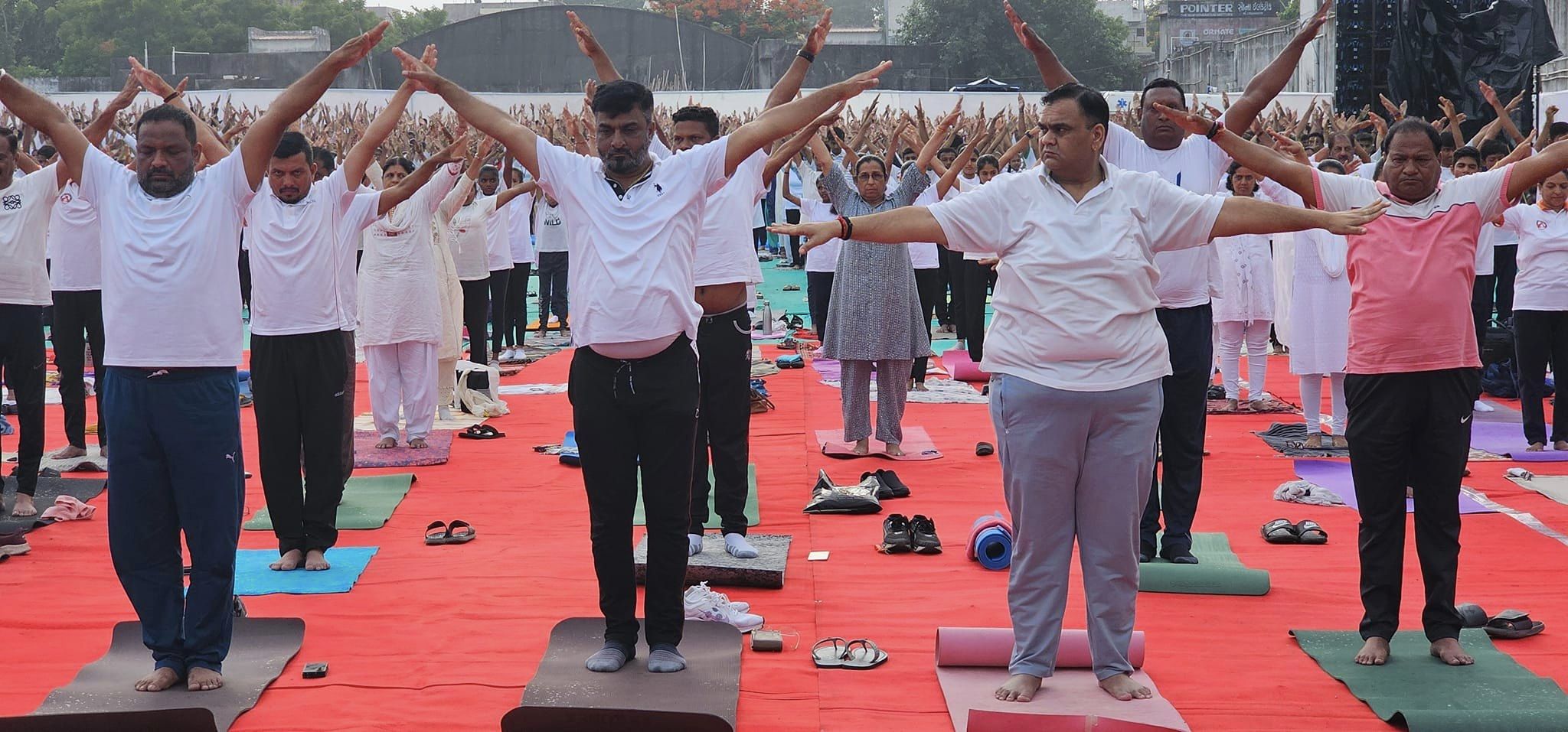 તા. ૨૧/૦૬/૨૦૨૪ ના રોજ સુરત જિલ્લાનો આંતરરાષ્ટ્રીય યોગ દિવસનો કાર્યક્રમ બારડોલી સ્વરાજ આશ્રમના ગ્રાઉન્ડમાં રાજ્ય સરકારના મંત્રી શ્રી મુકેશ ઝેડ પટેલ સર અને પ્રભુભાઈ વસાવાજી, બારડોલીના ધારાસભ્ય શ્રી ઈશ્વરભાઈ પરમારજીની ઉપસ્થિતિમાં યોજાયો હતો.